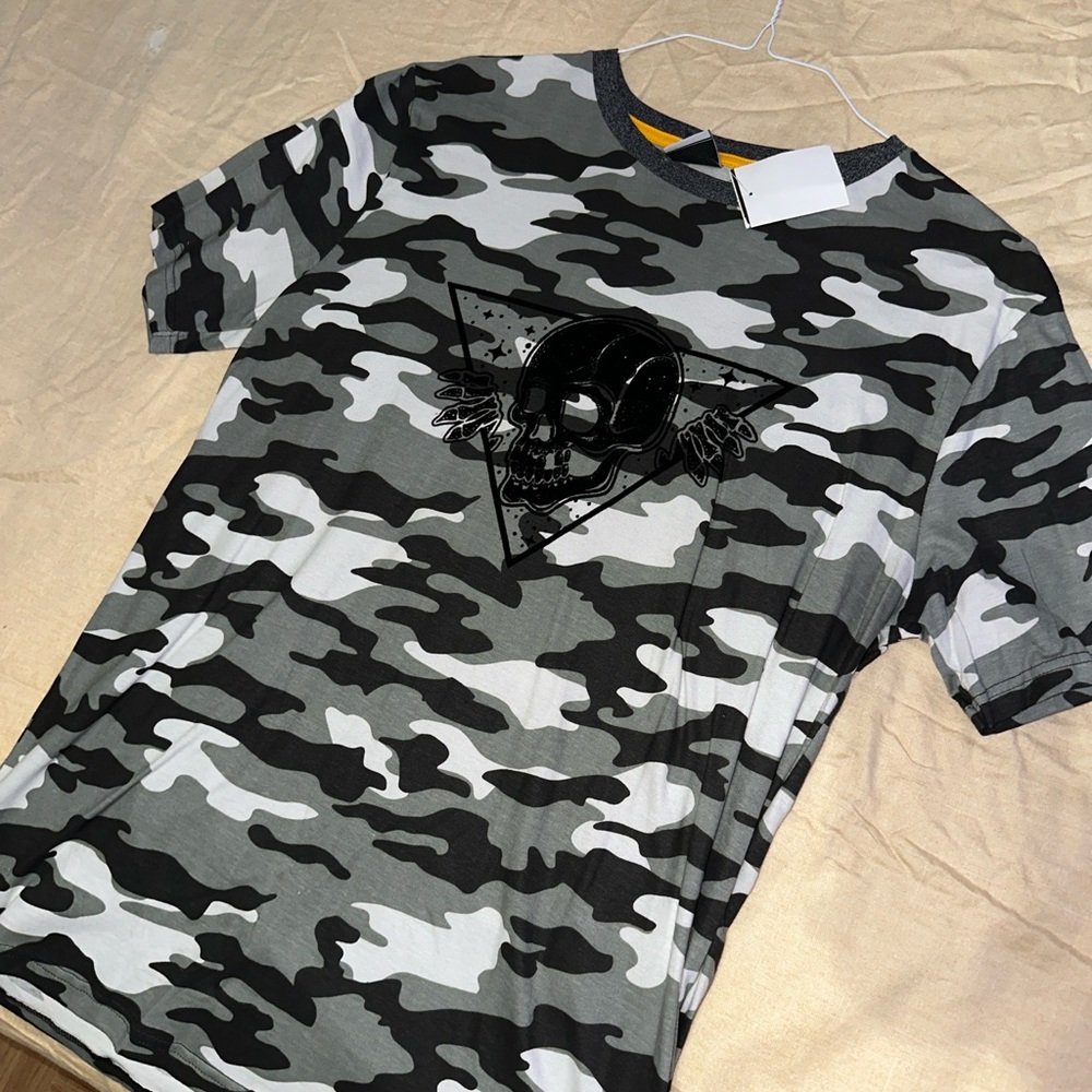 Men Graphic Grey Camo Skull shirt (size L) (NEW)